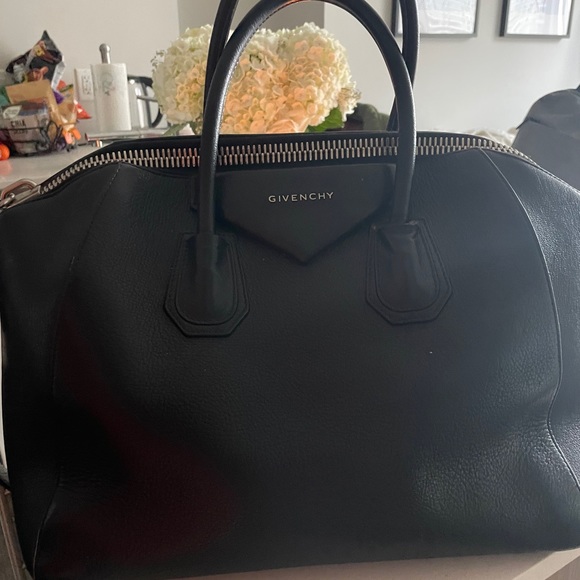 Givenchy Medium Antigona bag in grained leather - Picture 3 of 7